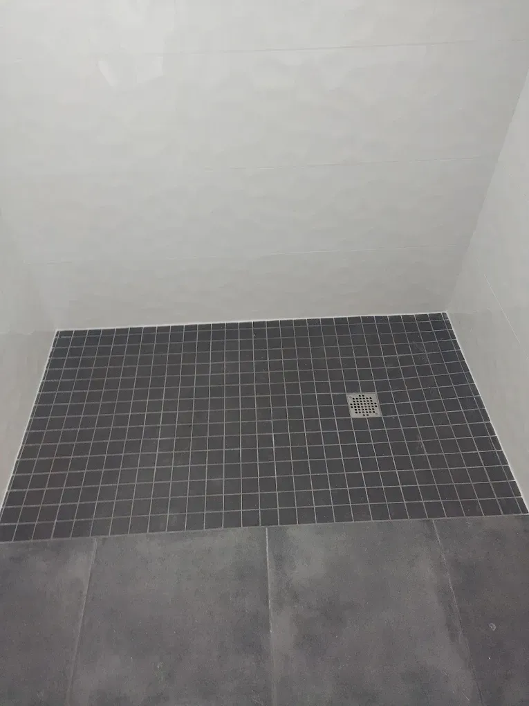 Douche en carrelage et faïence