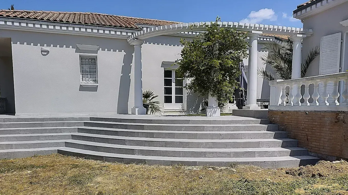 Terrasse avec un grand escalier arrondi
