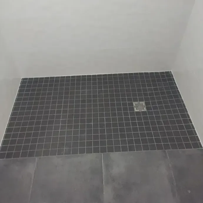 Bad de douche en mosaïque grise
