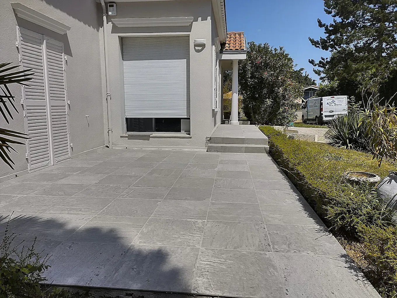 Grande terrasse en carreaux gris