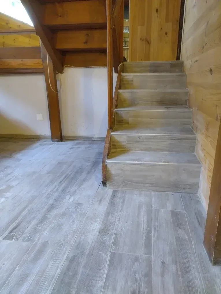 Pièce et escalier en carrelage imitation bois