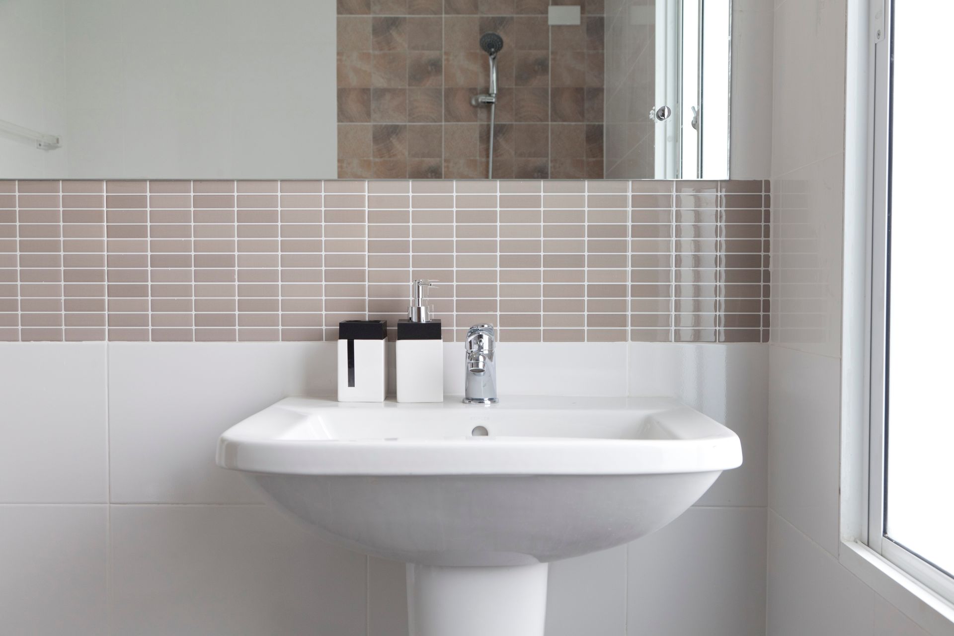Un lavabo blanc et une faïence beige