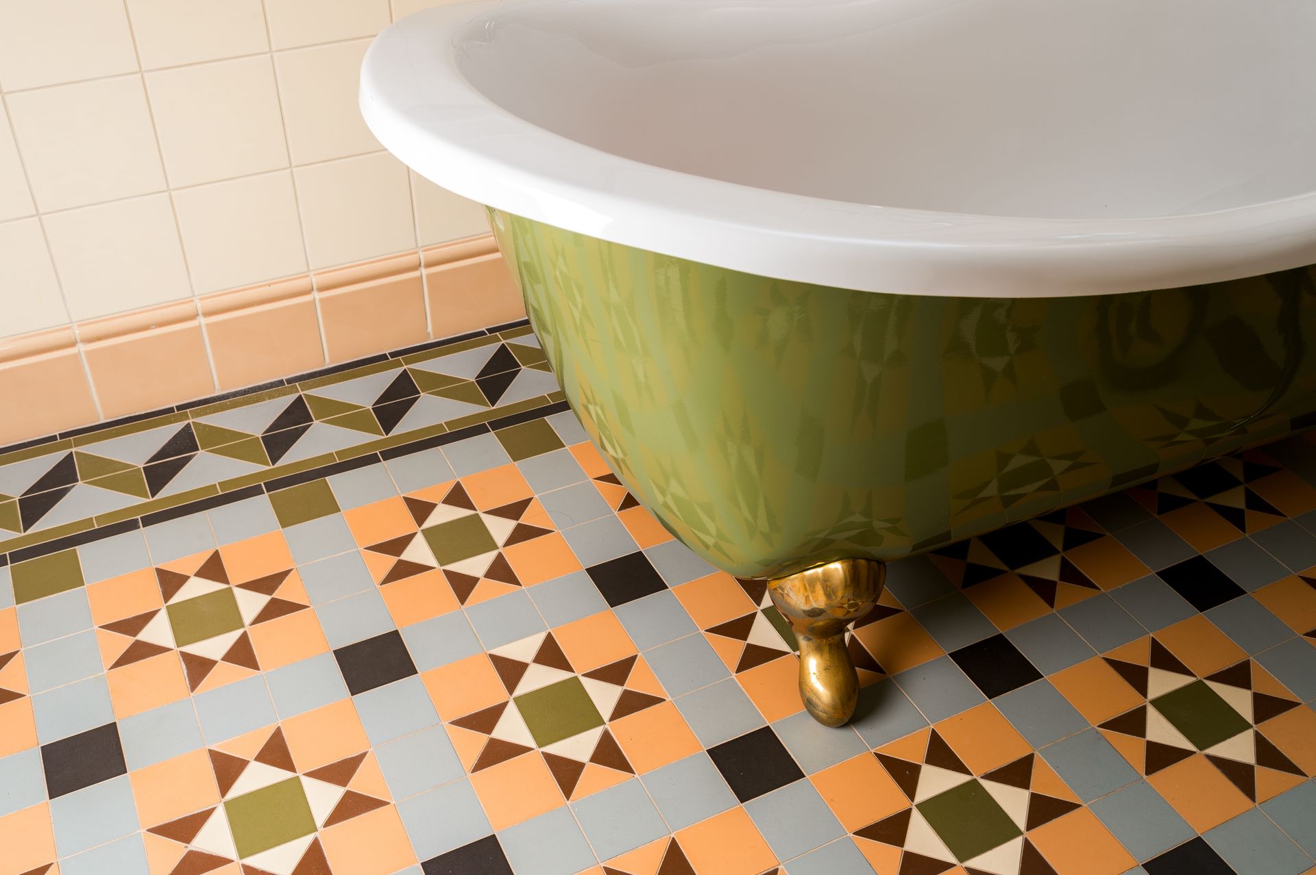 Baignoire verte et carreaux de ciment