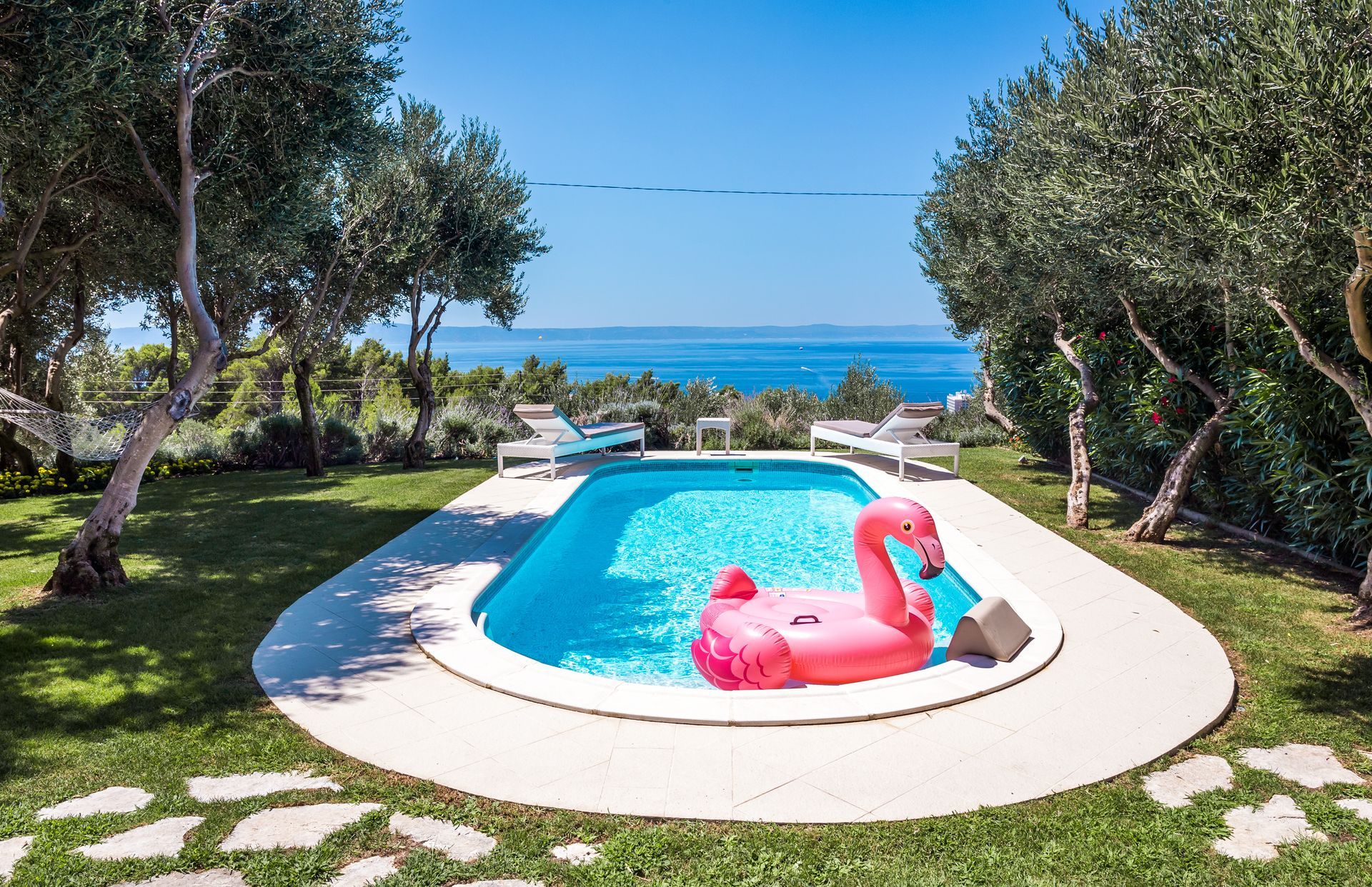 Piscine ovale avec une bouée en forme de flamant rose