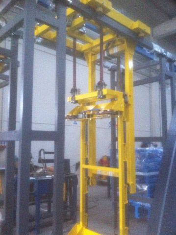 Una máquina amarilla y negra está sentada en una habitación.