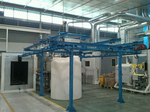 Un gran cilindro blanco se encuentra en el medio de una fábrica.