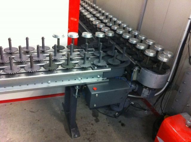 Una cinta transportadora con un montón de mancuernas sobre ella