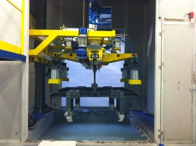 Una gran máquina amarilla está dentro de un edificio.