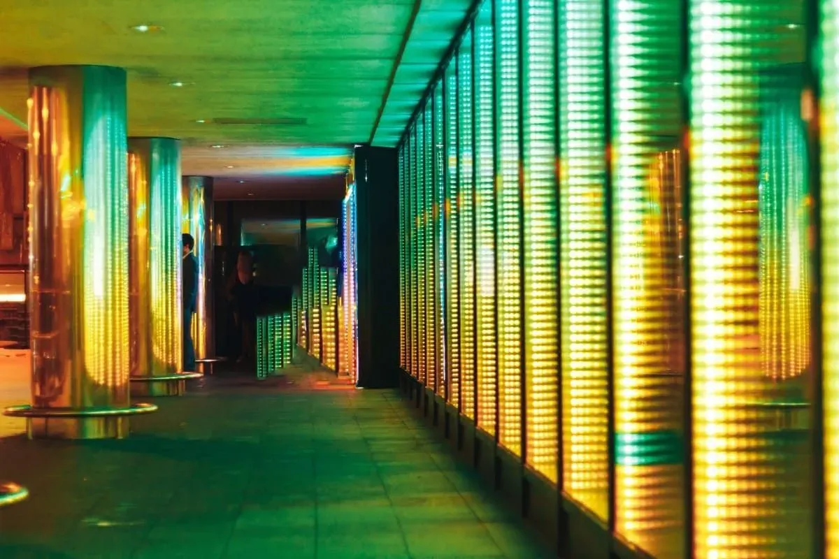 Un pasillo largo con muchas luces en las paredes.