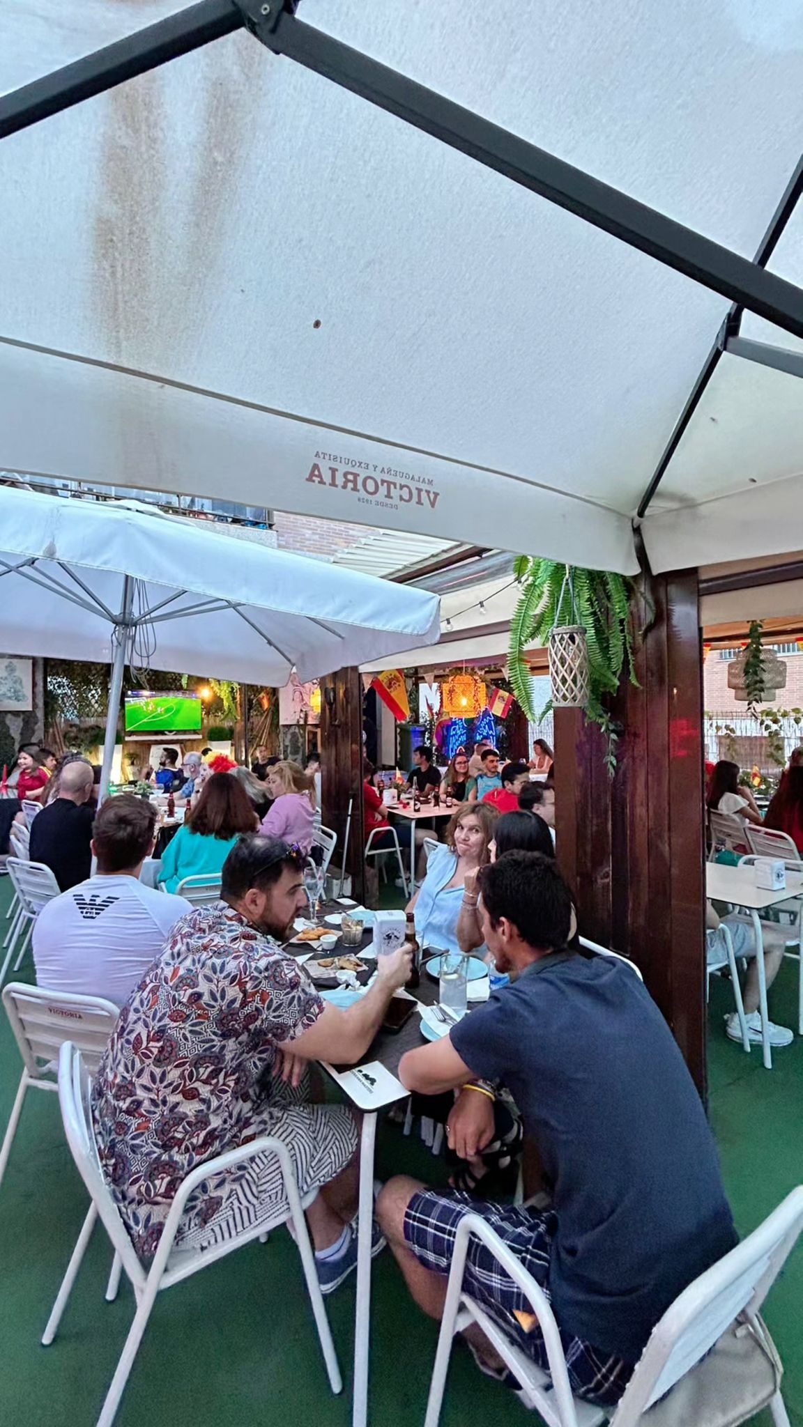 Un patio con un sofá, sillas, otomanas y una mesa.