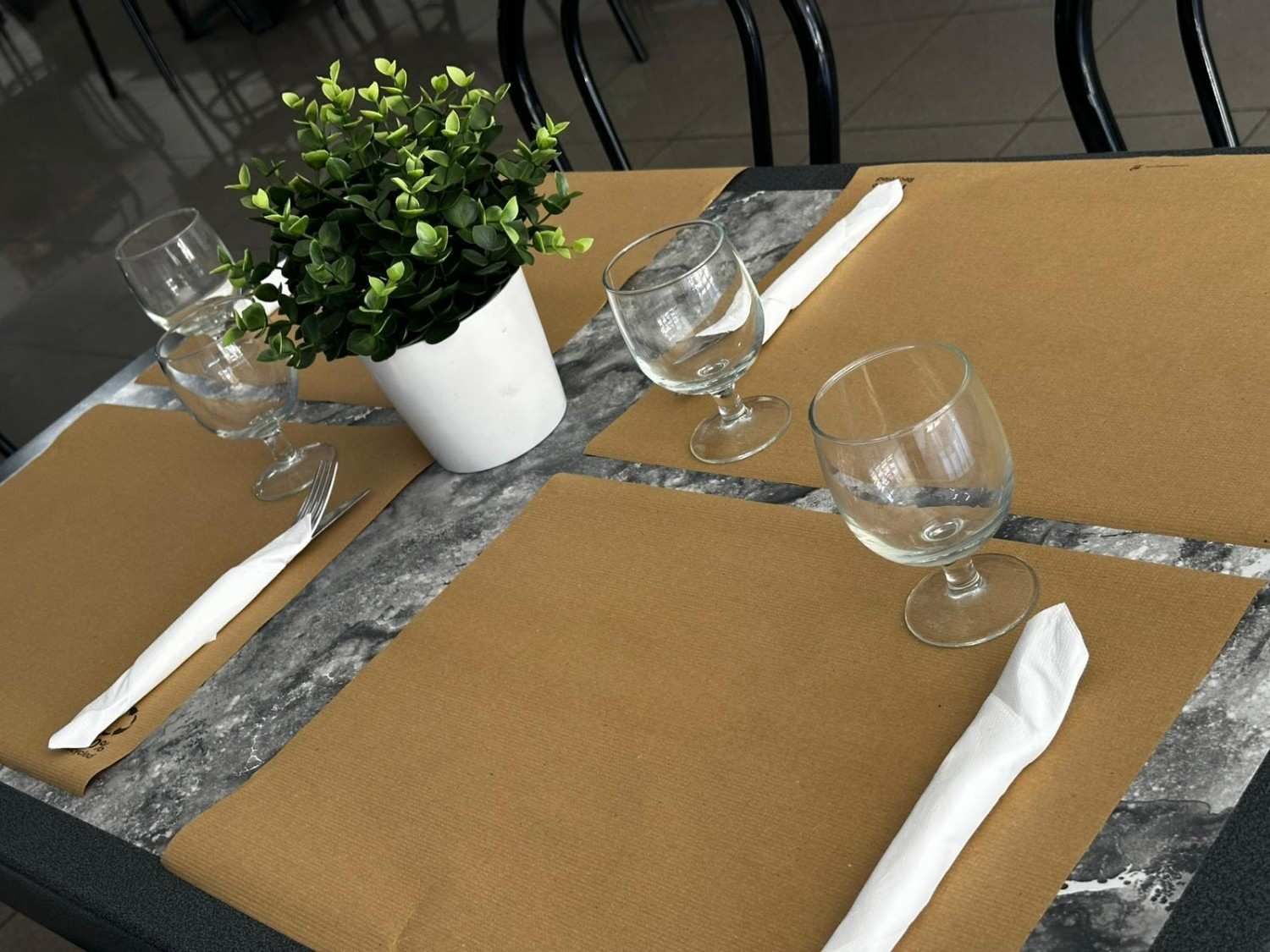 Prepara la mesa del comedor con manteles individuales marrones