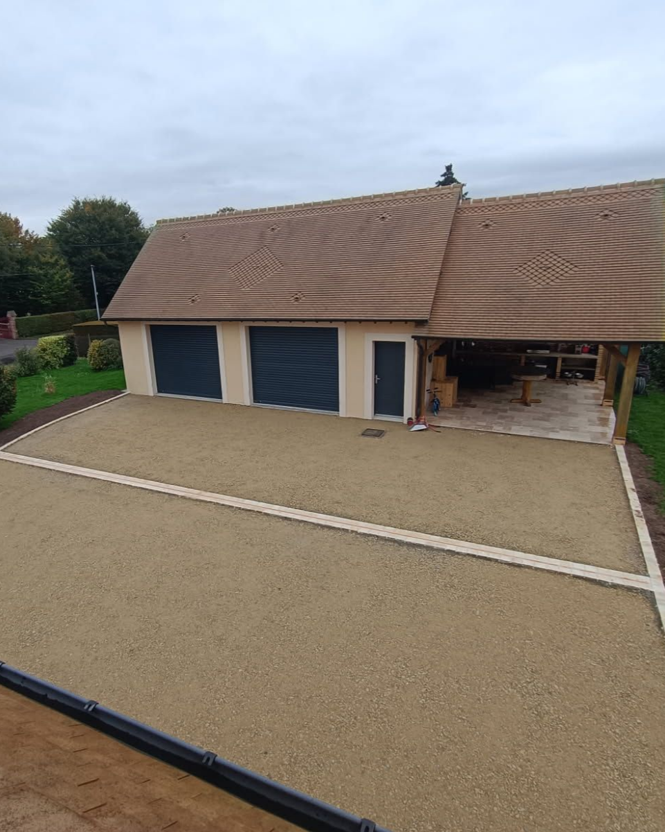 Aménagement d'une cour devant une maison de plain-pied