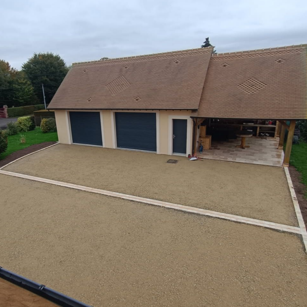 Aménagement d'une cour devant une maison de plain-pied