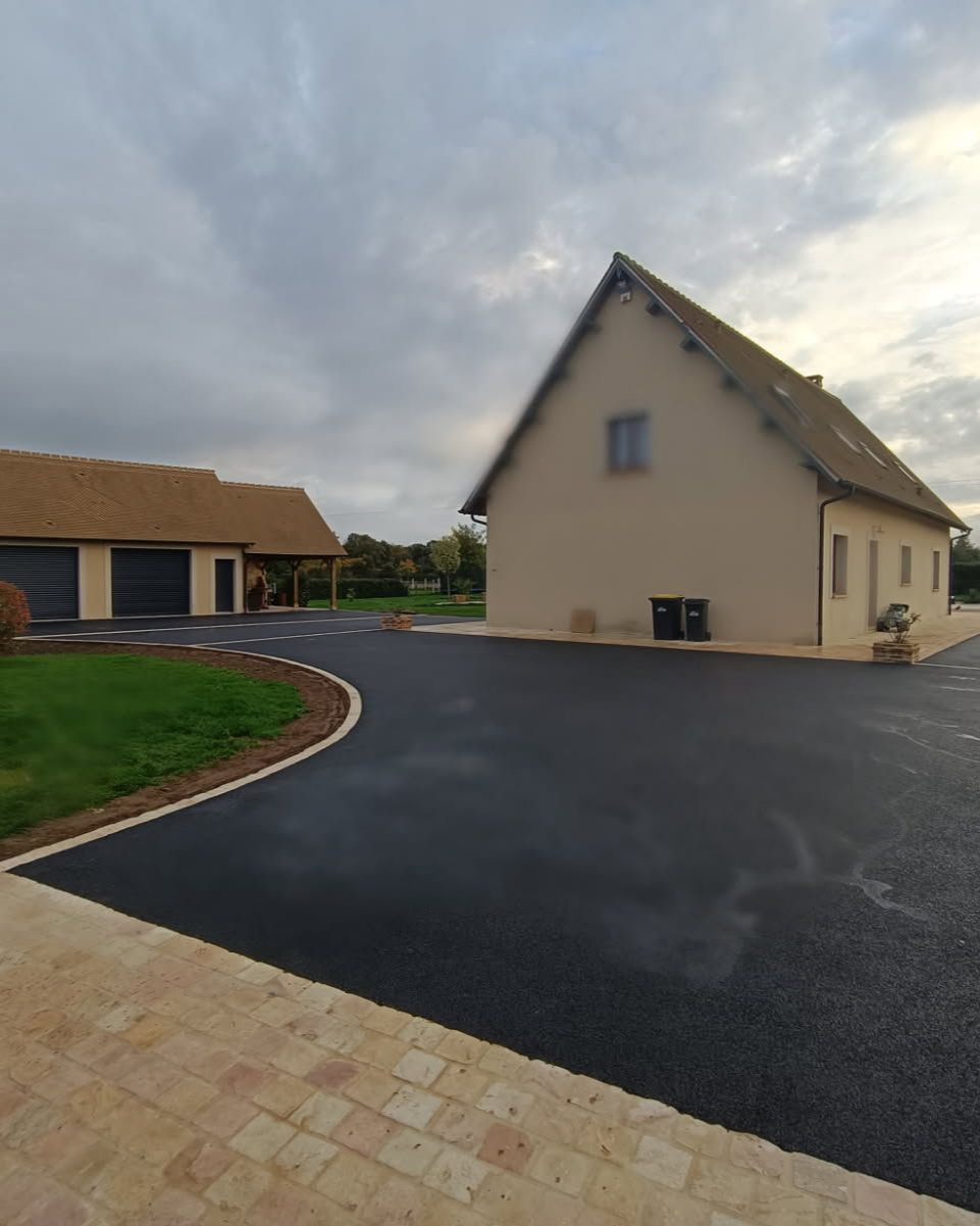 Goudronnage et pose de pavés dans une grande cour