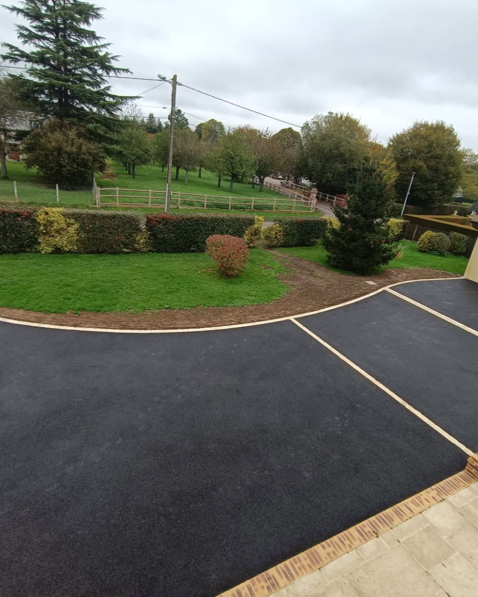 Goudronnage devant une maison individuelle