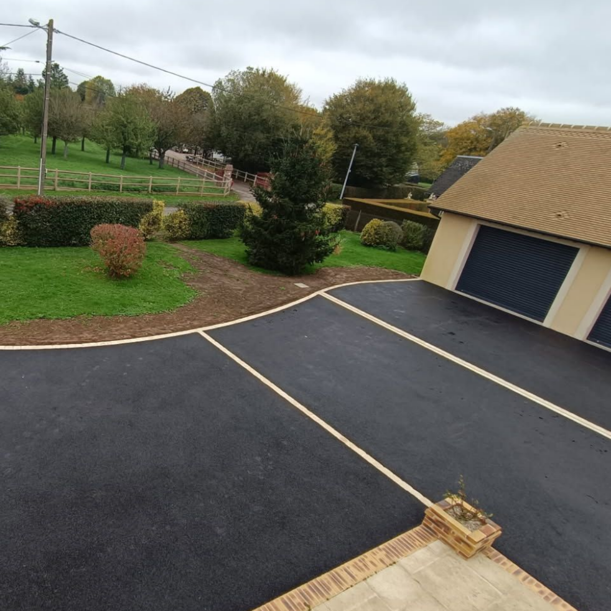 Allée gourdonnée devant une maison