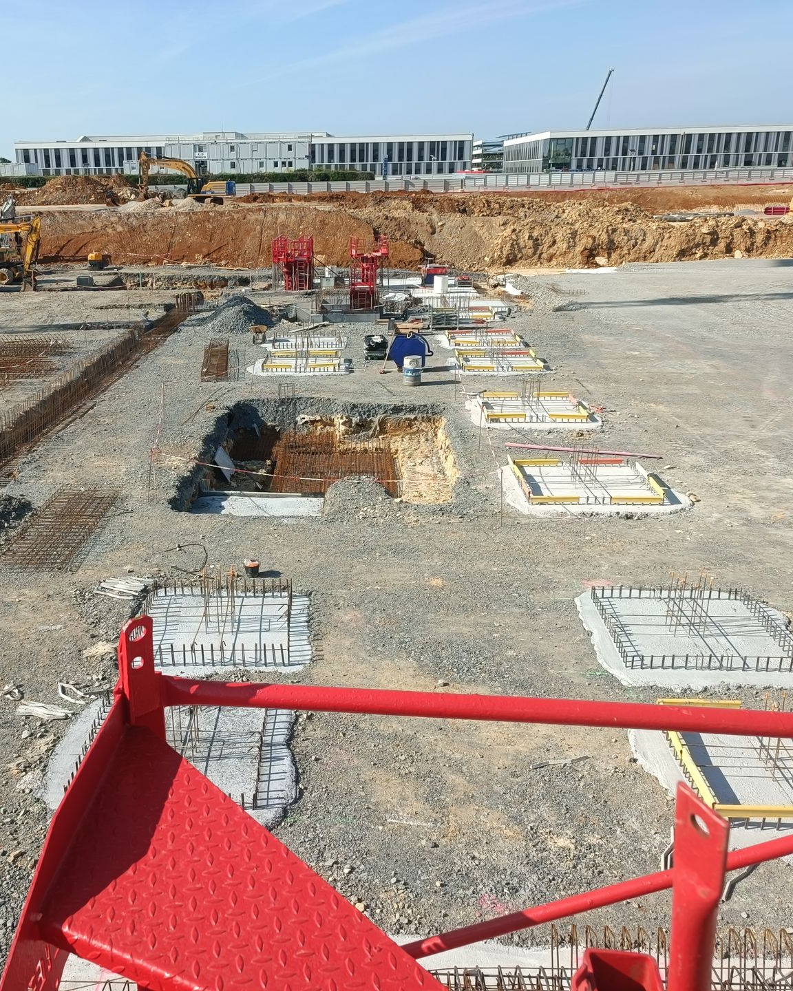 Fondations préparées pour une future construction - maison et ferme en fond