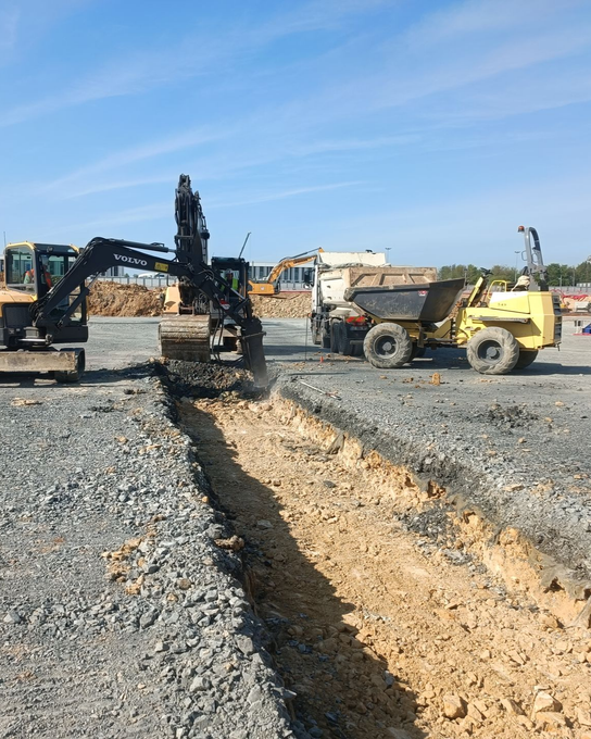 Minipelle qui remplit de terre un camion-benne
