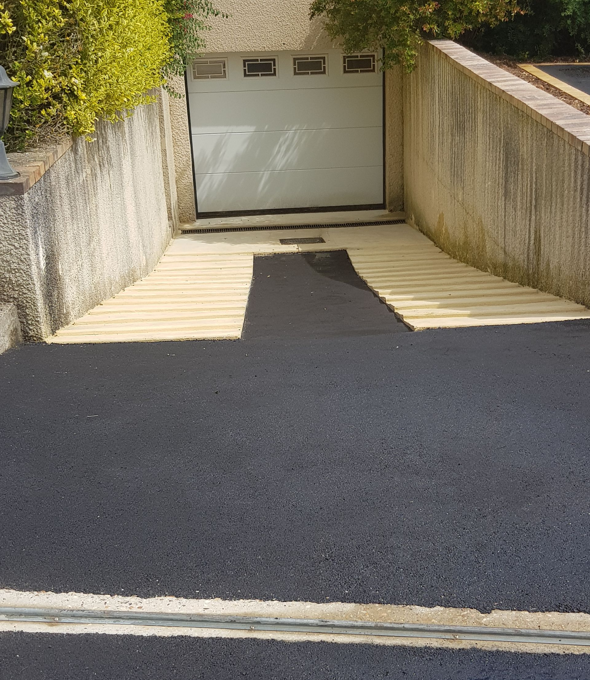 Pose de goudron pour une descente de garage