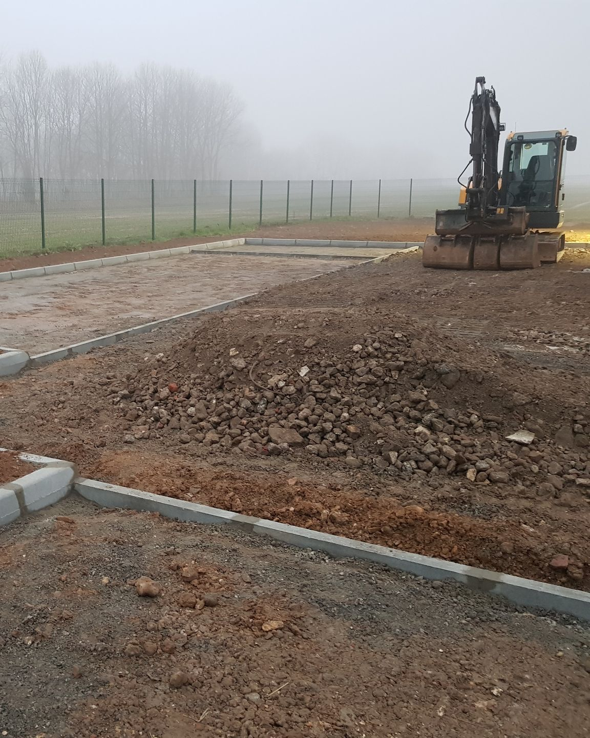 Travaux de terrassement pour un extérieur clôturé par du grillage
