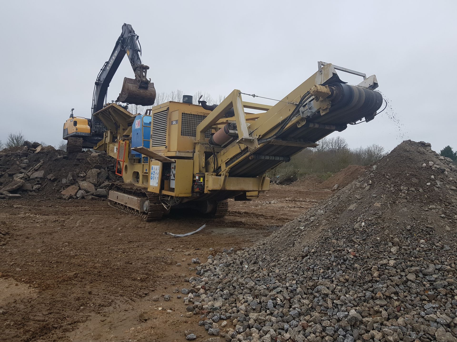 Travaux de terrassement - minipelle et machine et tri de la terre