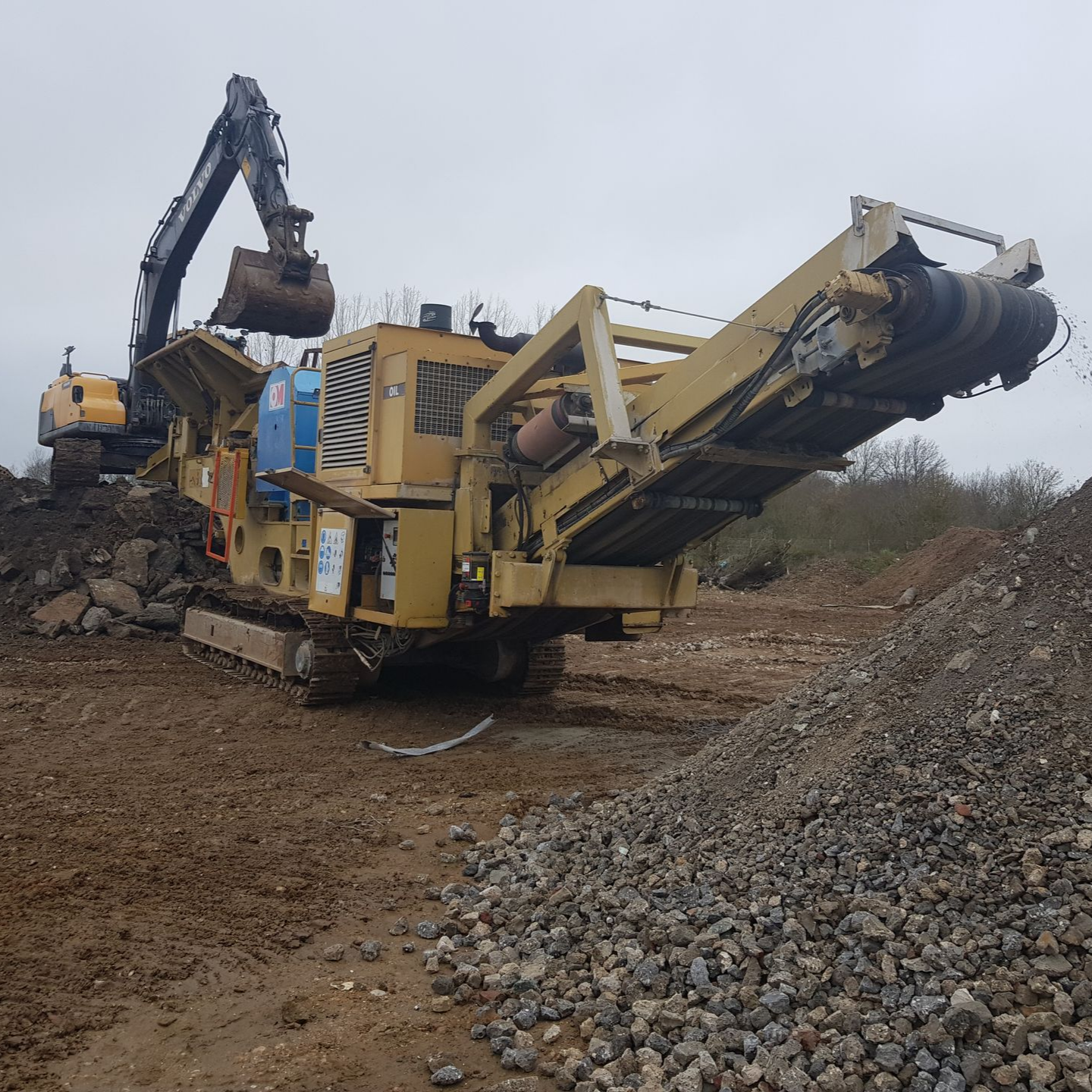 Travaux de terrassement - minipelle et machine et tri de la terre