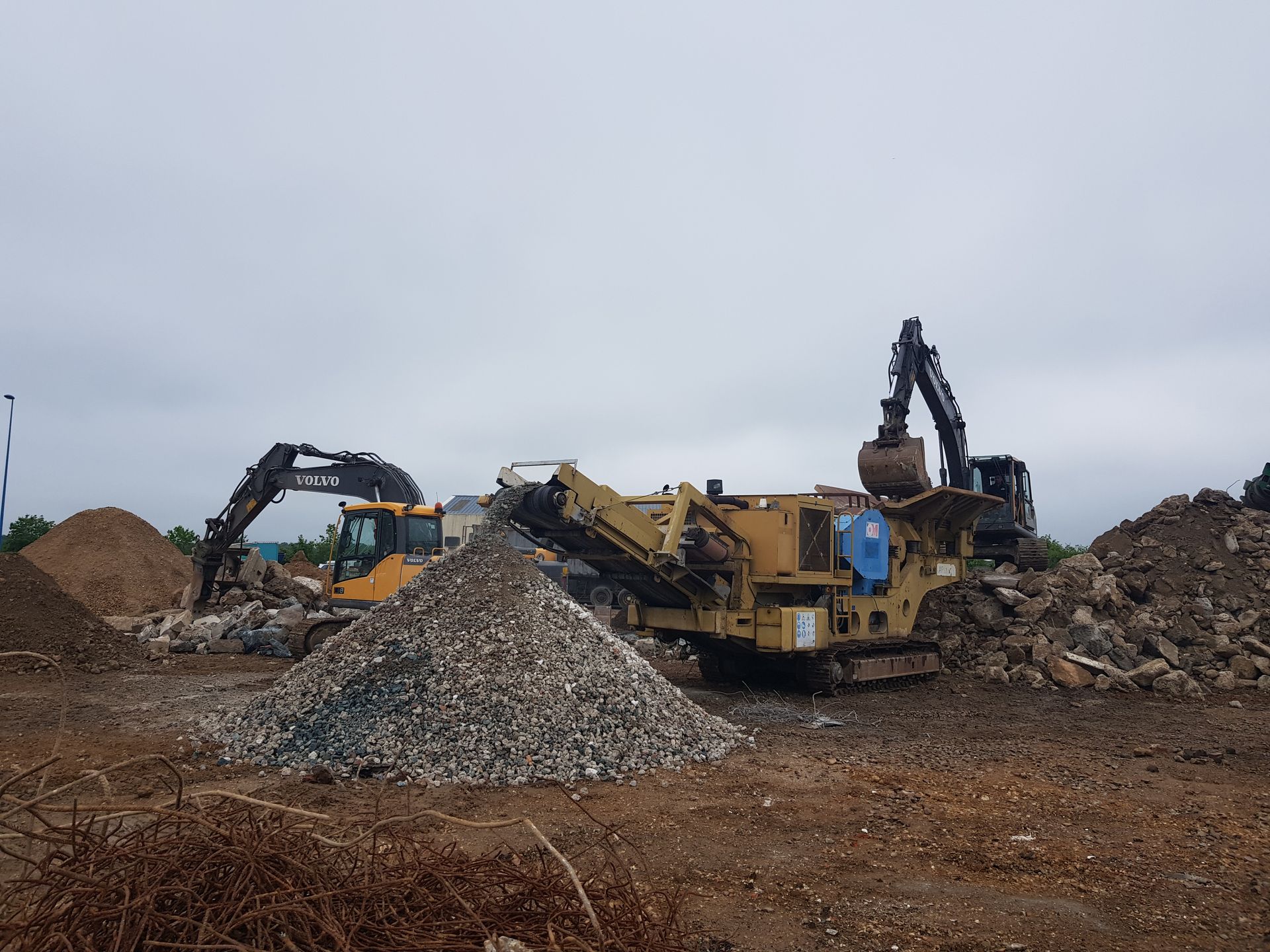 Terrain avec plusieurs monticules de terre et gravier - plusieurs minipelles