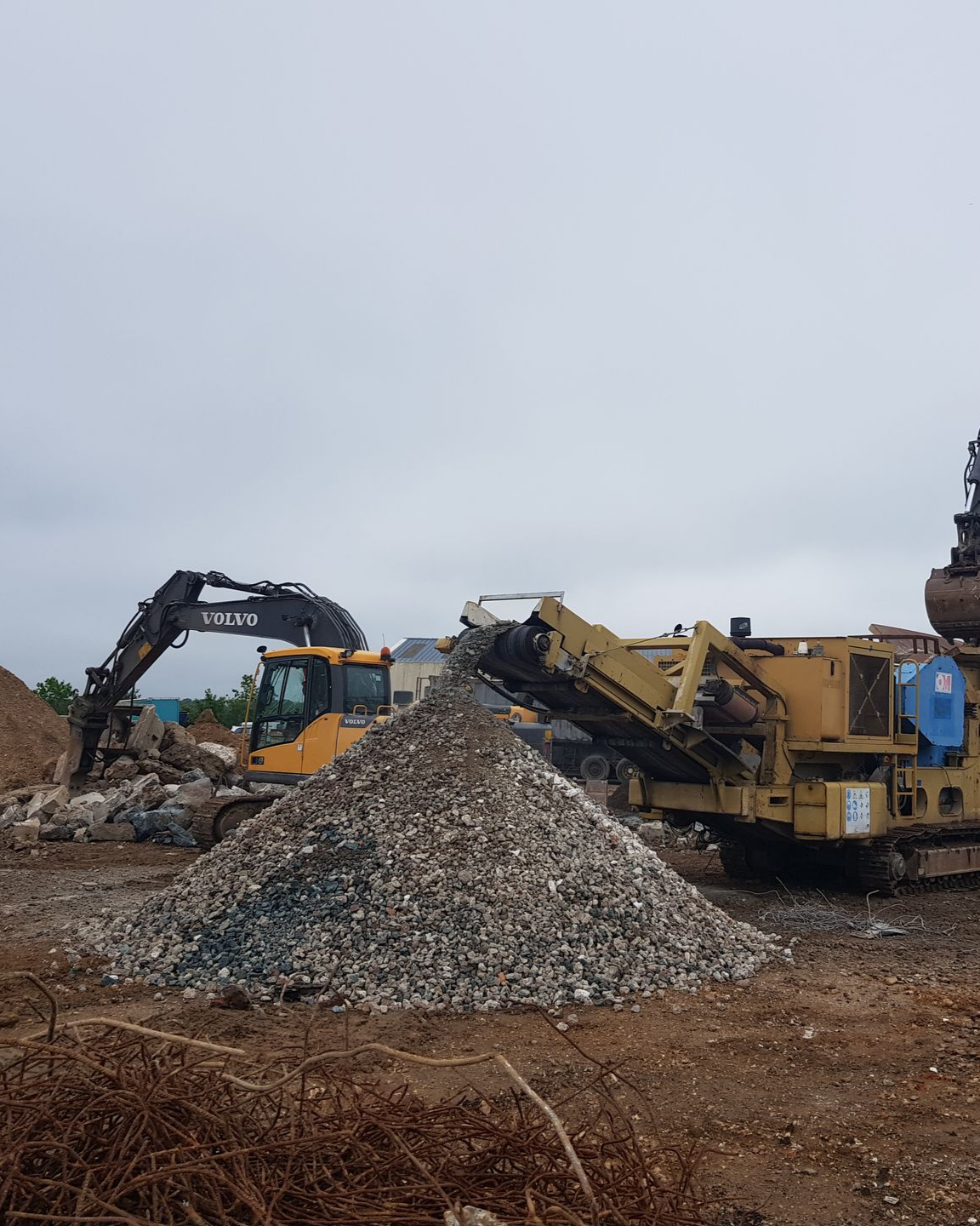 Terrain avec plusieurs monticules de terre et gravier - plusieurs minipelles