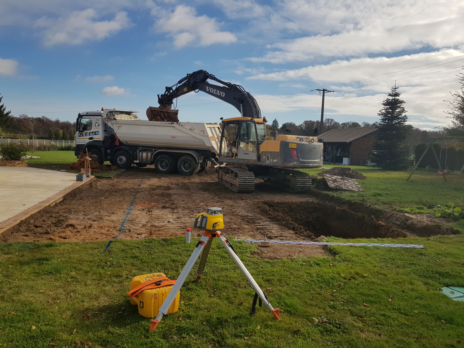 Terrassement avec une pelleteuse et un camion-benne