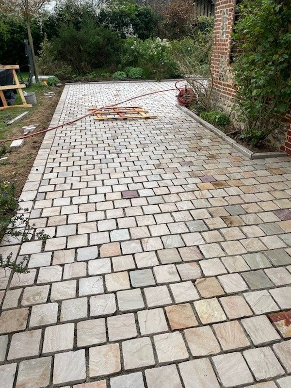 Tour de maison en pavés