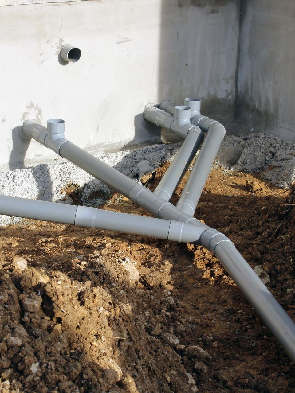 Tuyaux de VRD qui sortent des murs d'une construction