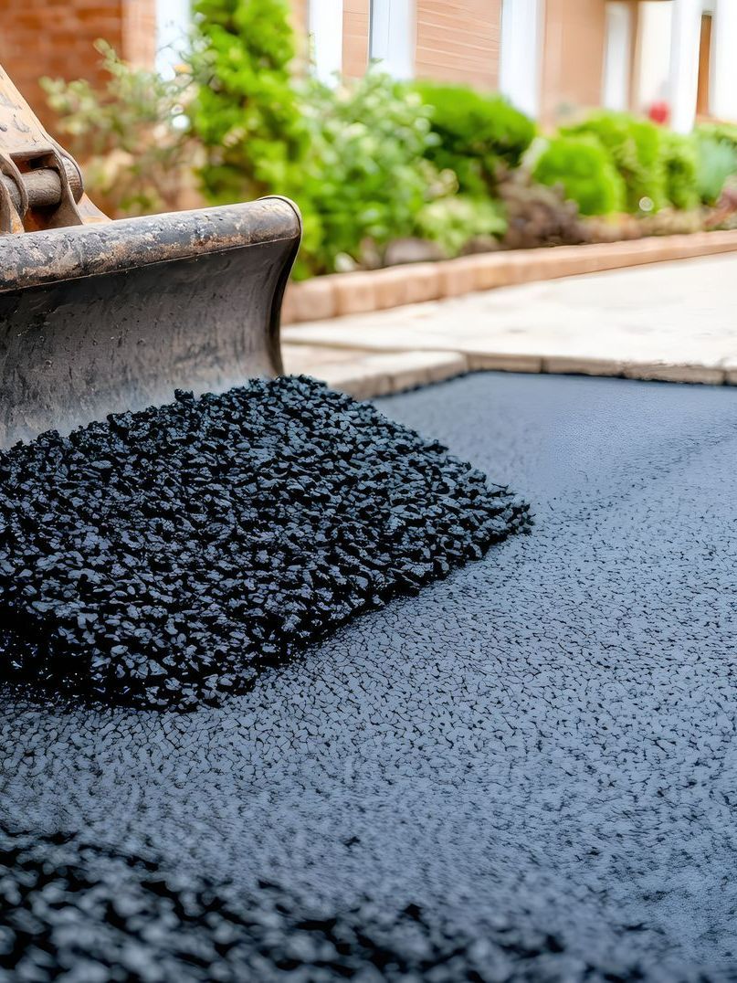 Godet qui pose du goudron au sol