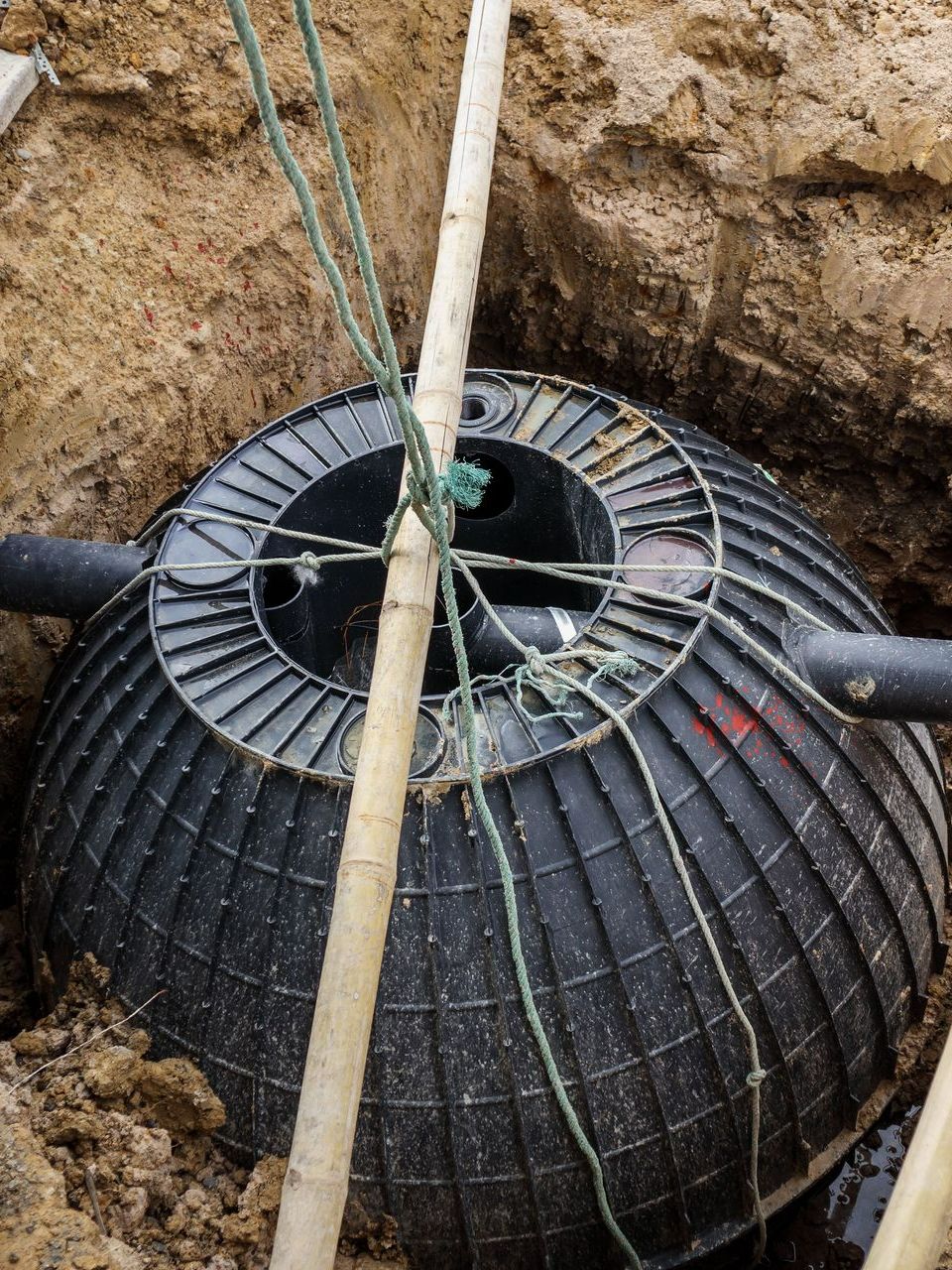 Assainissement individuel - pose d'une cuve noire et ronde