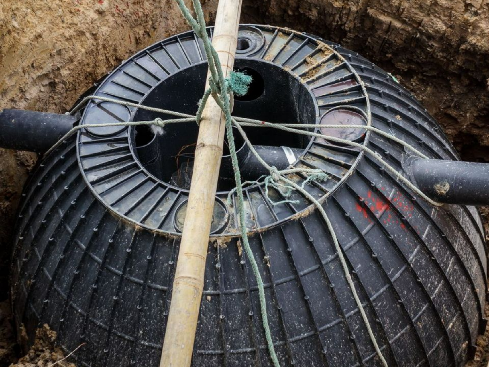 Assainissement individuel - pose d'une cuve noire et ronde
