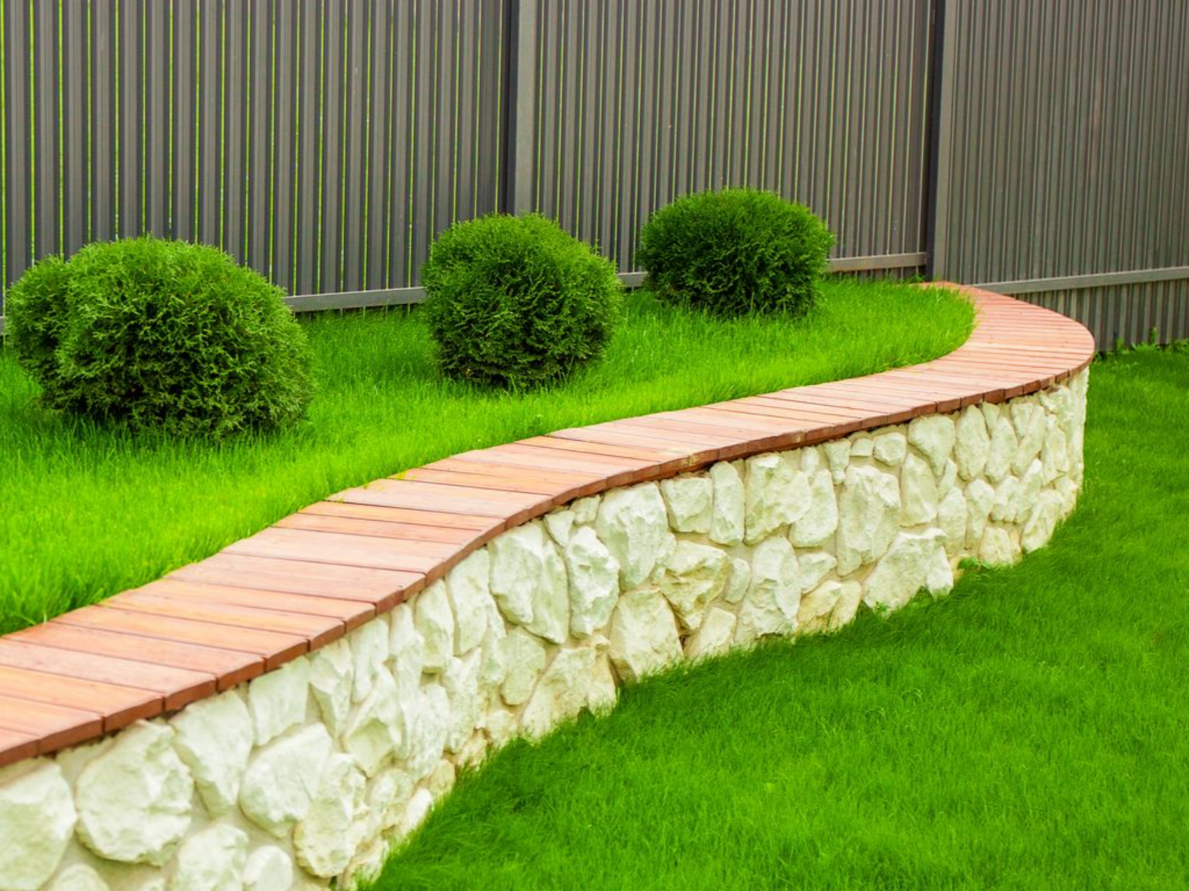 Aménagement extérieur - muret en pierre et clôture en aluminium