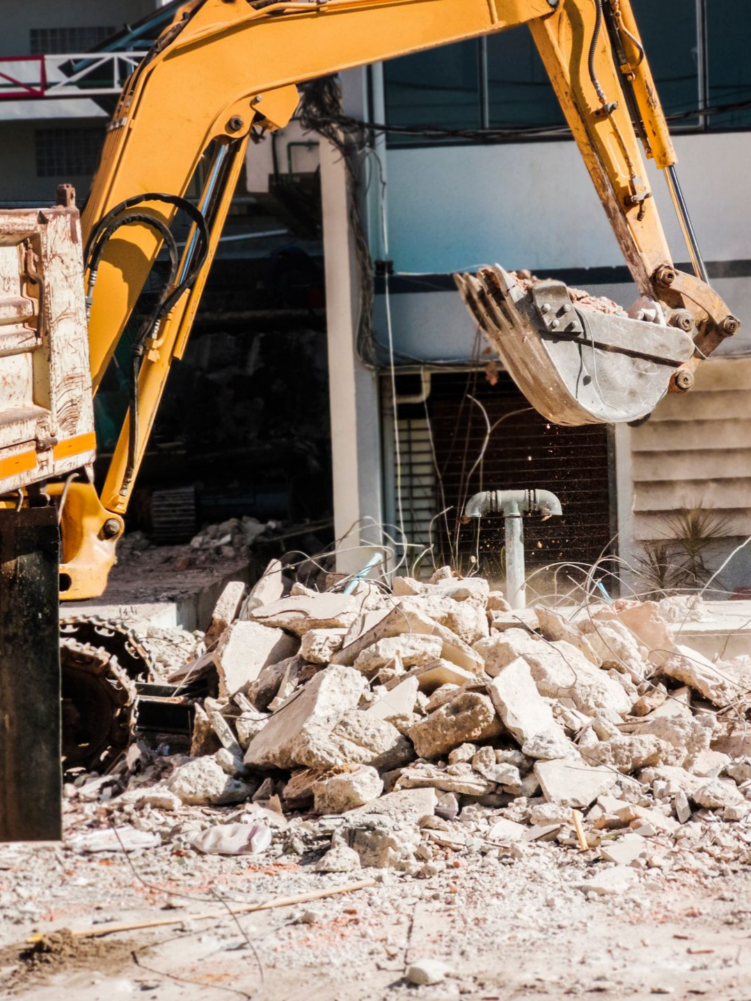 Pelleteuse qui déblaie des gravats