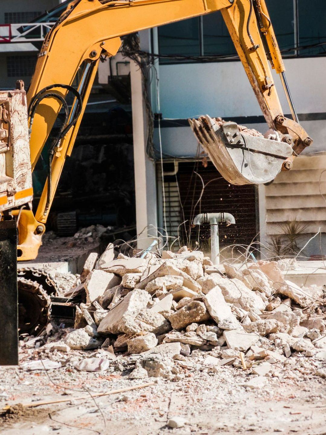 Pelleteuse qui déblaie des gravats