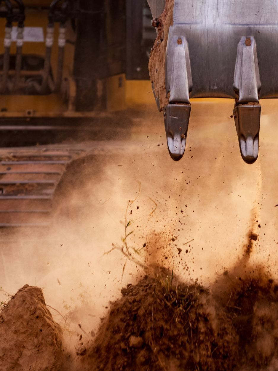 Godet de pelleteuse au premier plan