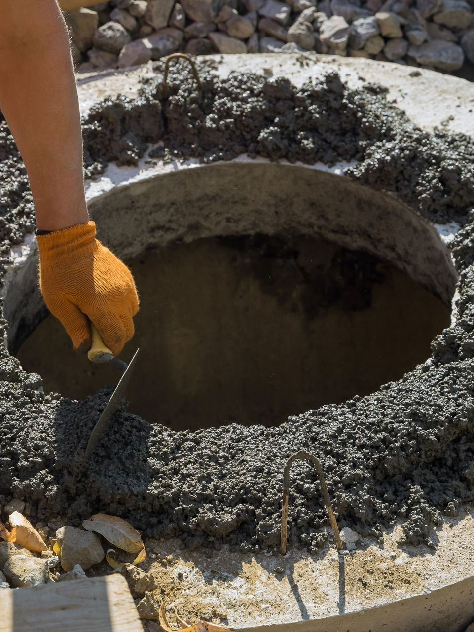 Pose de béton autour d'une cuve - assainissement individuel