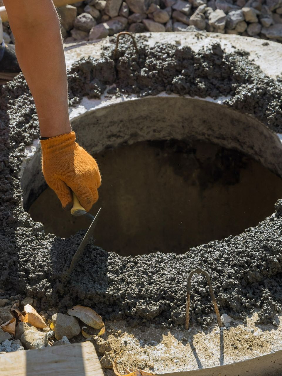 Pose de béton autour d'une cuve - assainissement individuel
