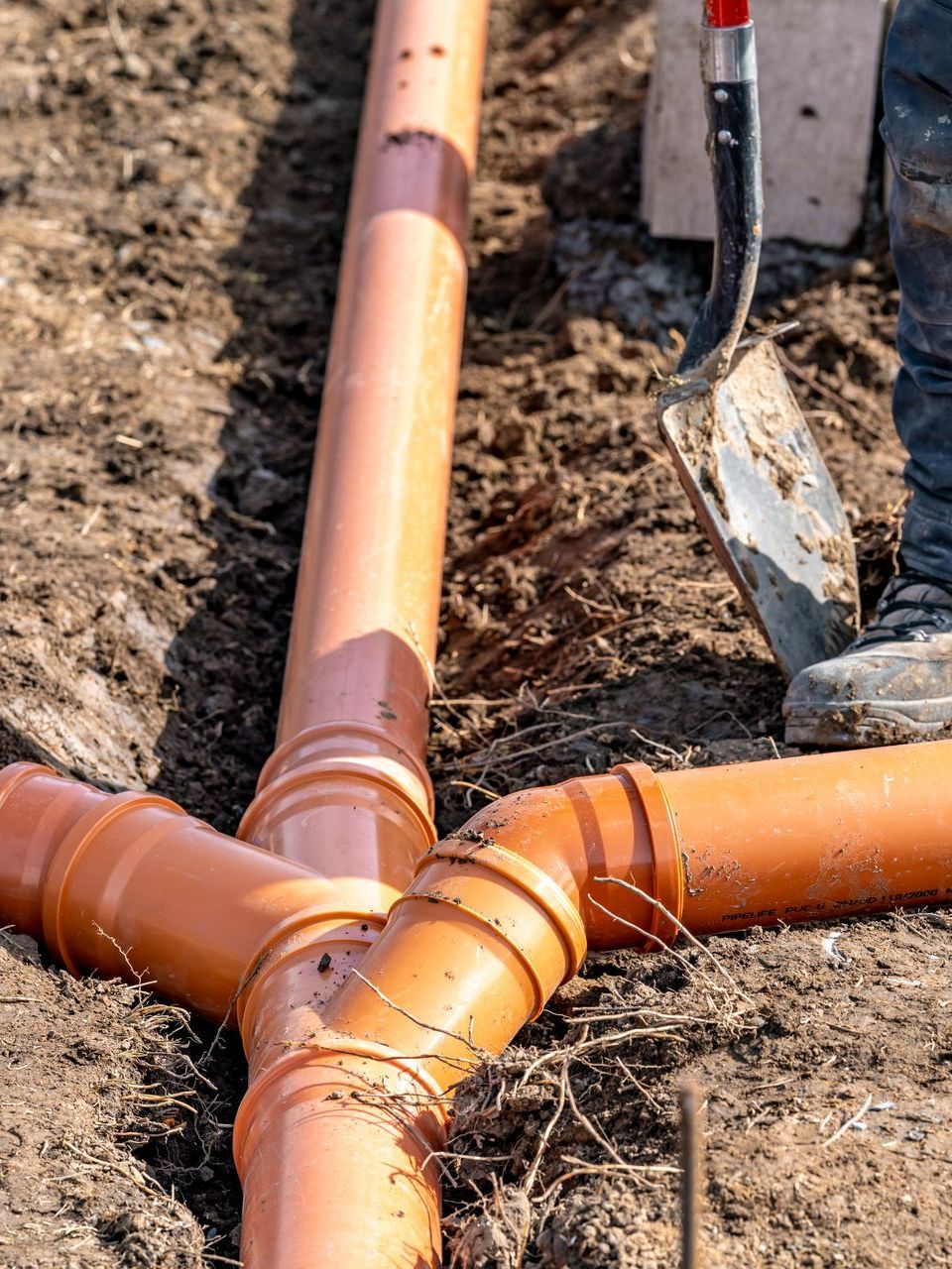 Pose de tuyaux pour l'évacuation des eaux usées