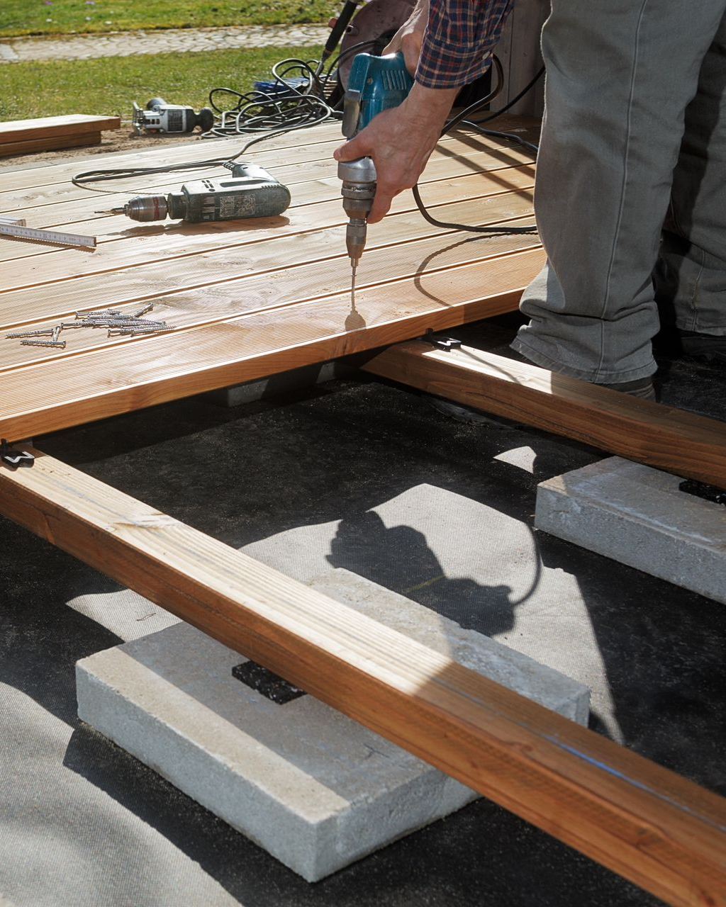 Pose de lames de bois pour une terrasse