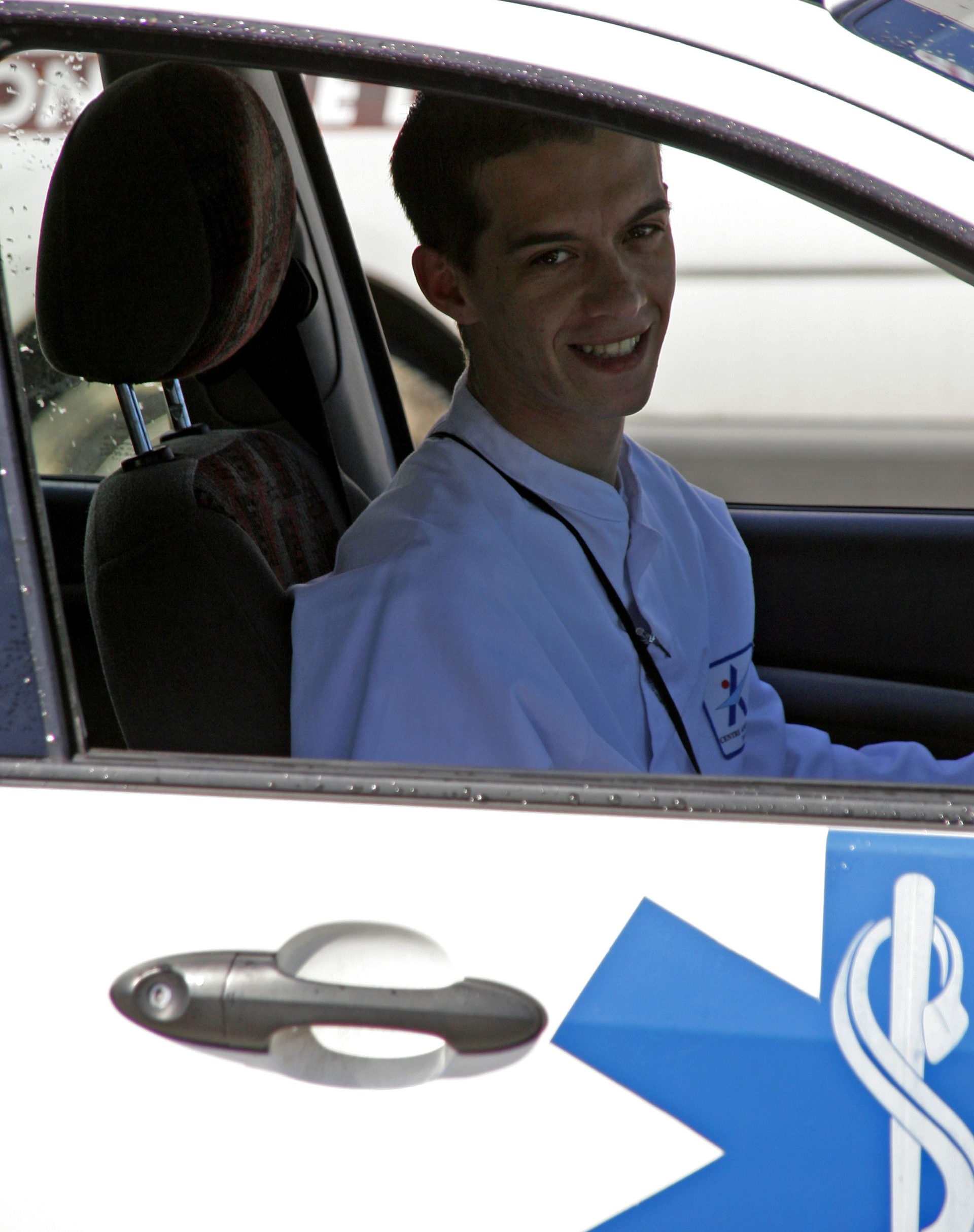 Jeune homme au volent d'une voiture VSL