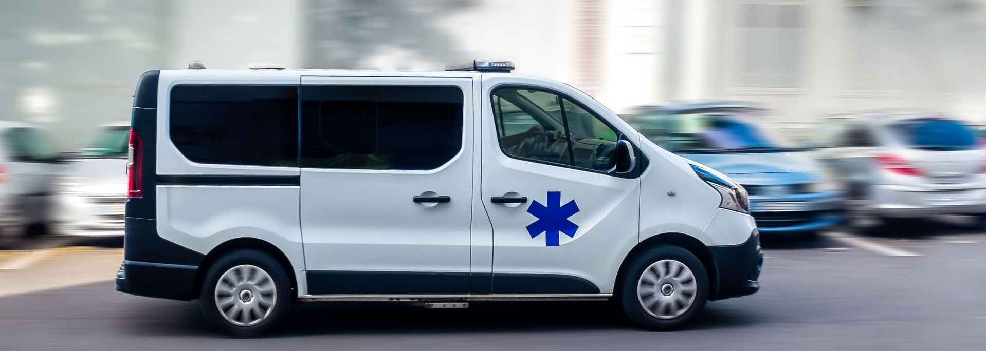 Une ambulance de profil en train de rouler