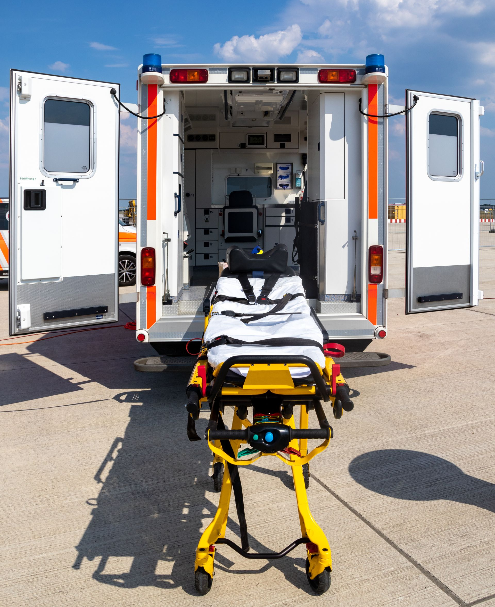 Un brancard derrière une ambulance
