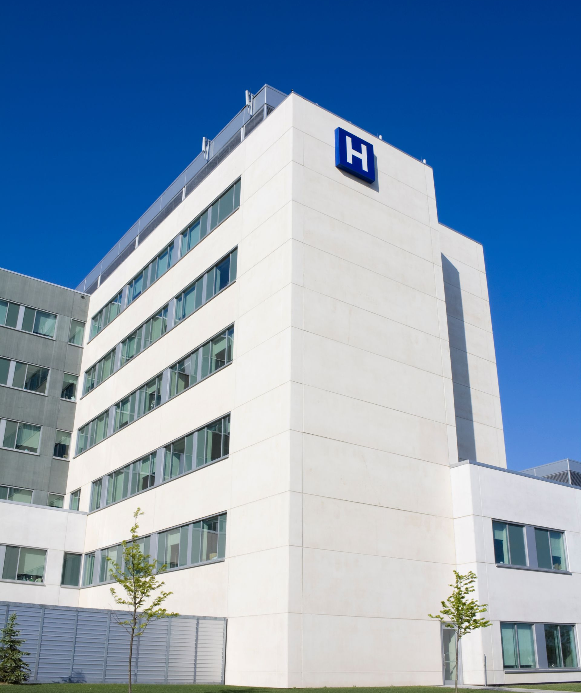 Une lettre H visible sur un bâtiment de plusieurs étages