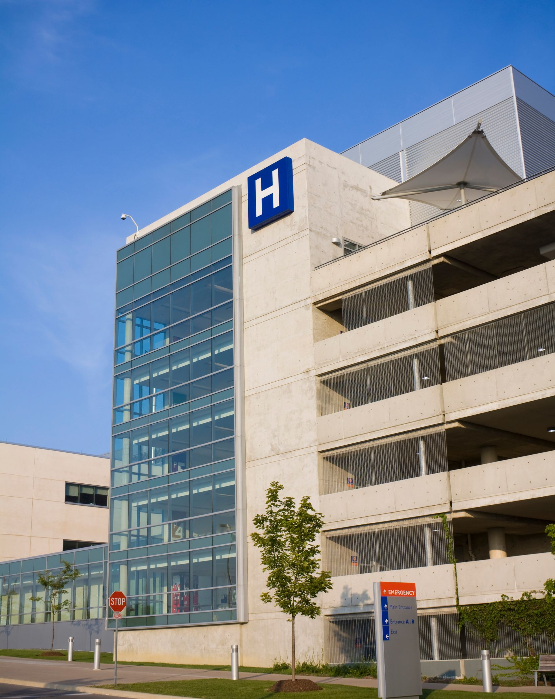 Un bâtiment tout en hauteur avec l'initiale H