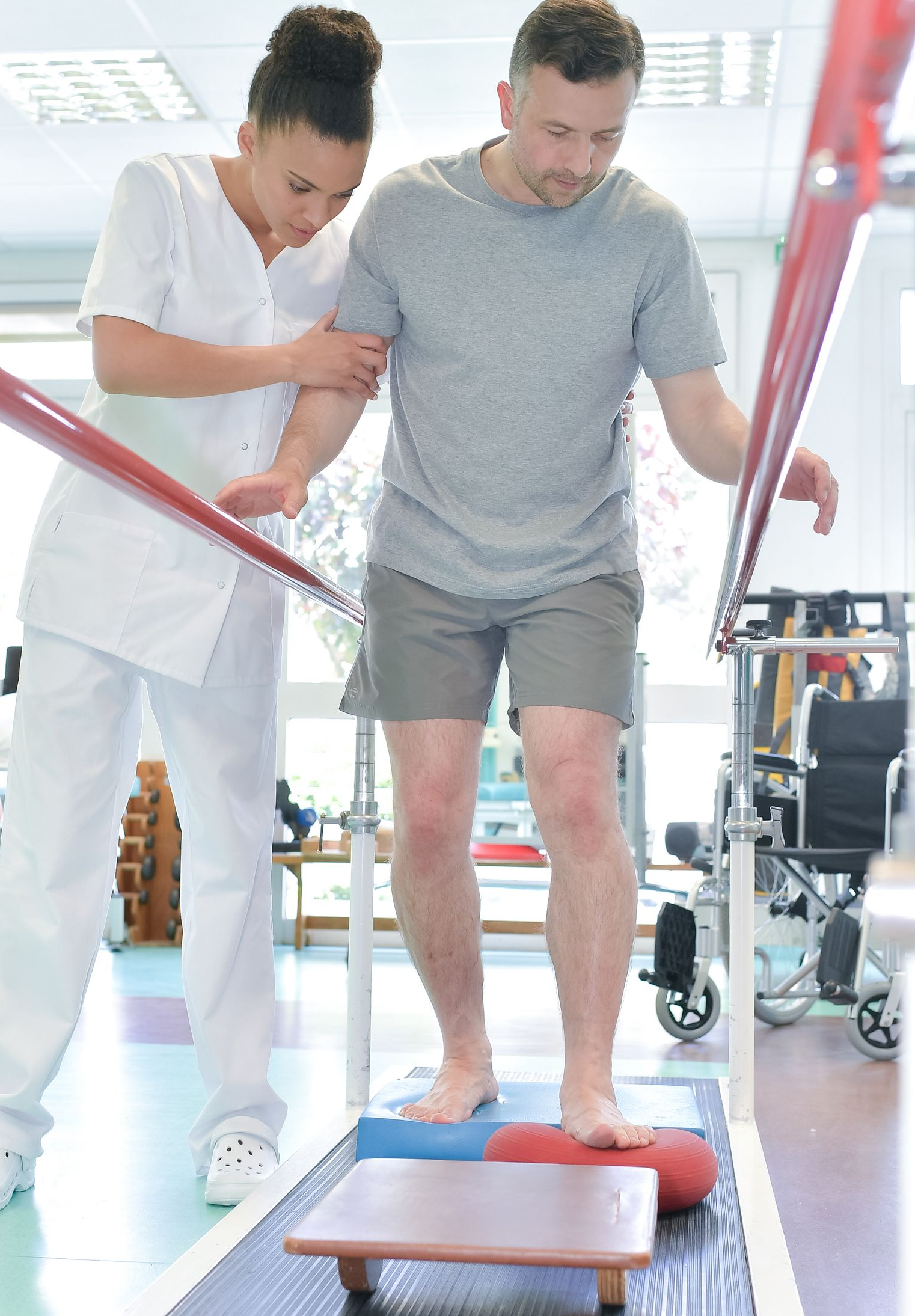 Une dame tenant par le bras un homme sur un tapis