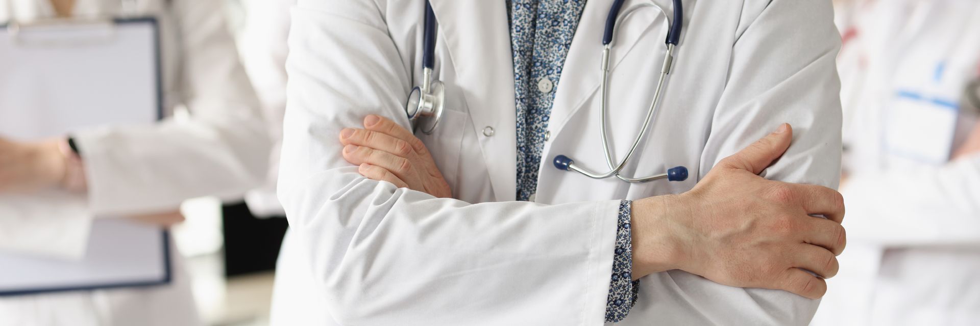 Une personne a les mains croisées