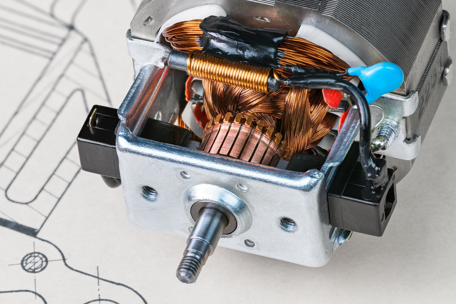 Vue sur une pièce de moteur avec fil en cuivre